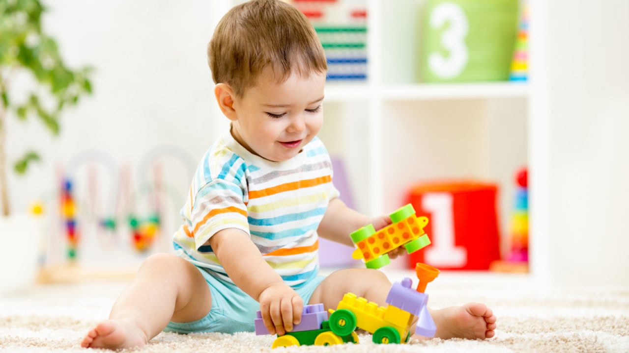 الفرق بين النشاط الزائد والسلوك الطبيعي للطفل